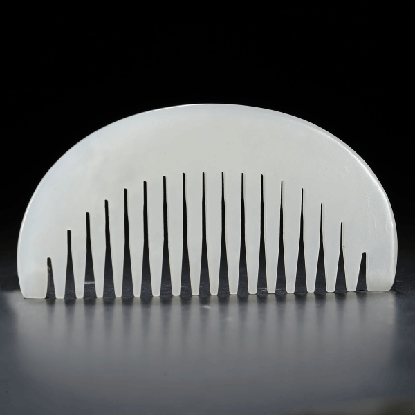 7032 吾家有女初长成 白玉梳