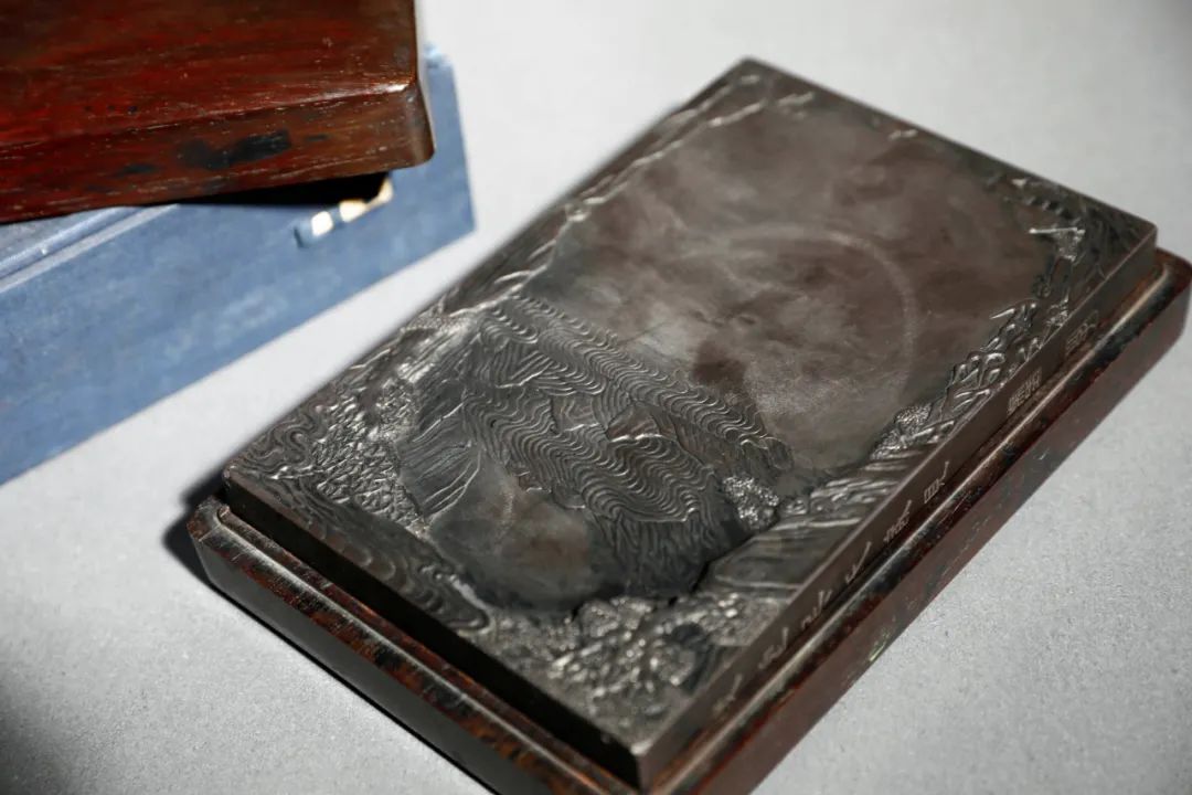 《文房四谱》中将砚放在四宝之首,载「笔墨兼纸,皆可随时收索,可与