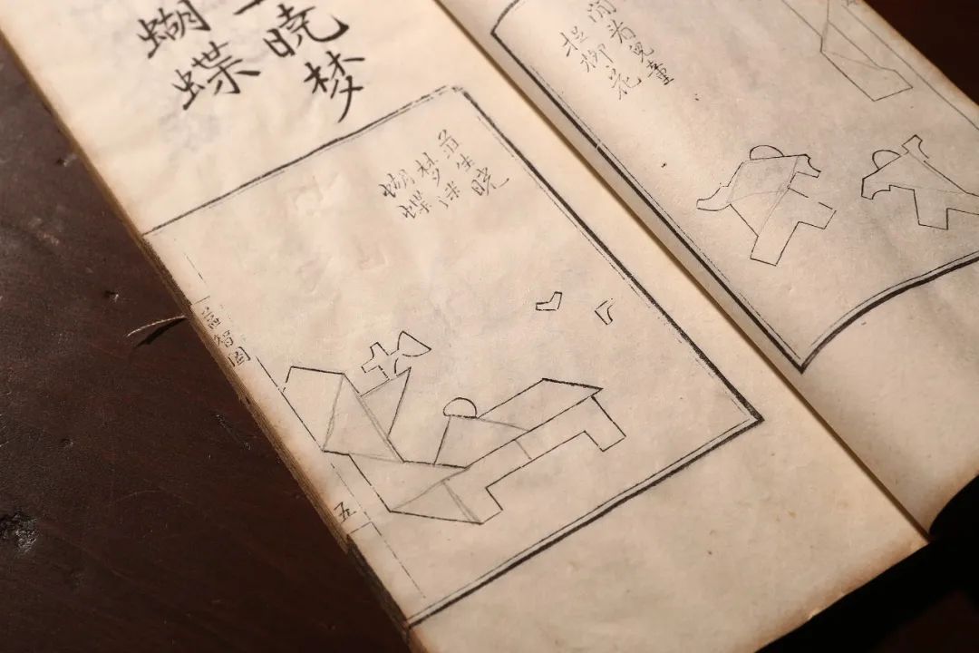 童叶庚不仅发明出这个游戏,并将余生精力都倾注在"益智图"上,用它拼字