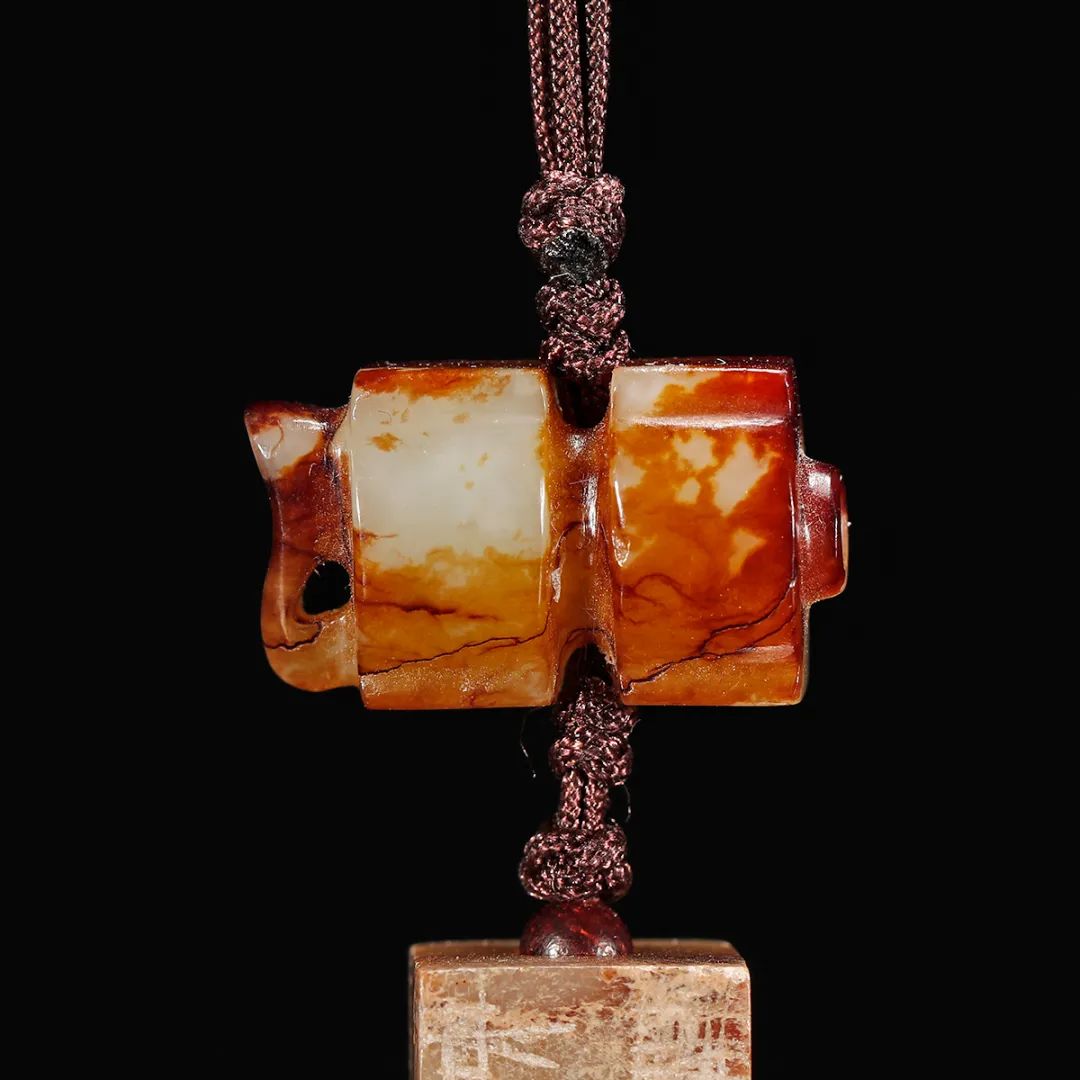 这件玉佩为多宝串,由玉刚卯,玉司南佩与工字佩组成.3.长:2.5cm 宽:2.